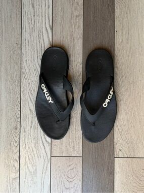 Oakley Men’s Black Flip Flop Sandals with White Logo size 10
